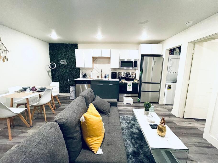 Luxe Travel Retreat Near Deep Ellum Apartment Далас Екстериор снимка